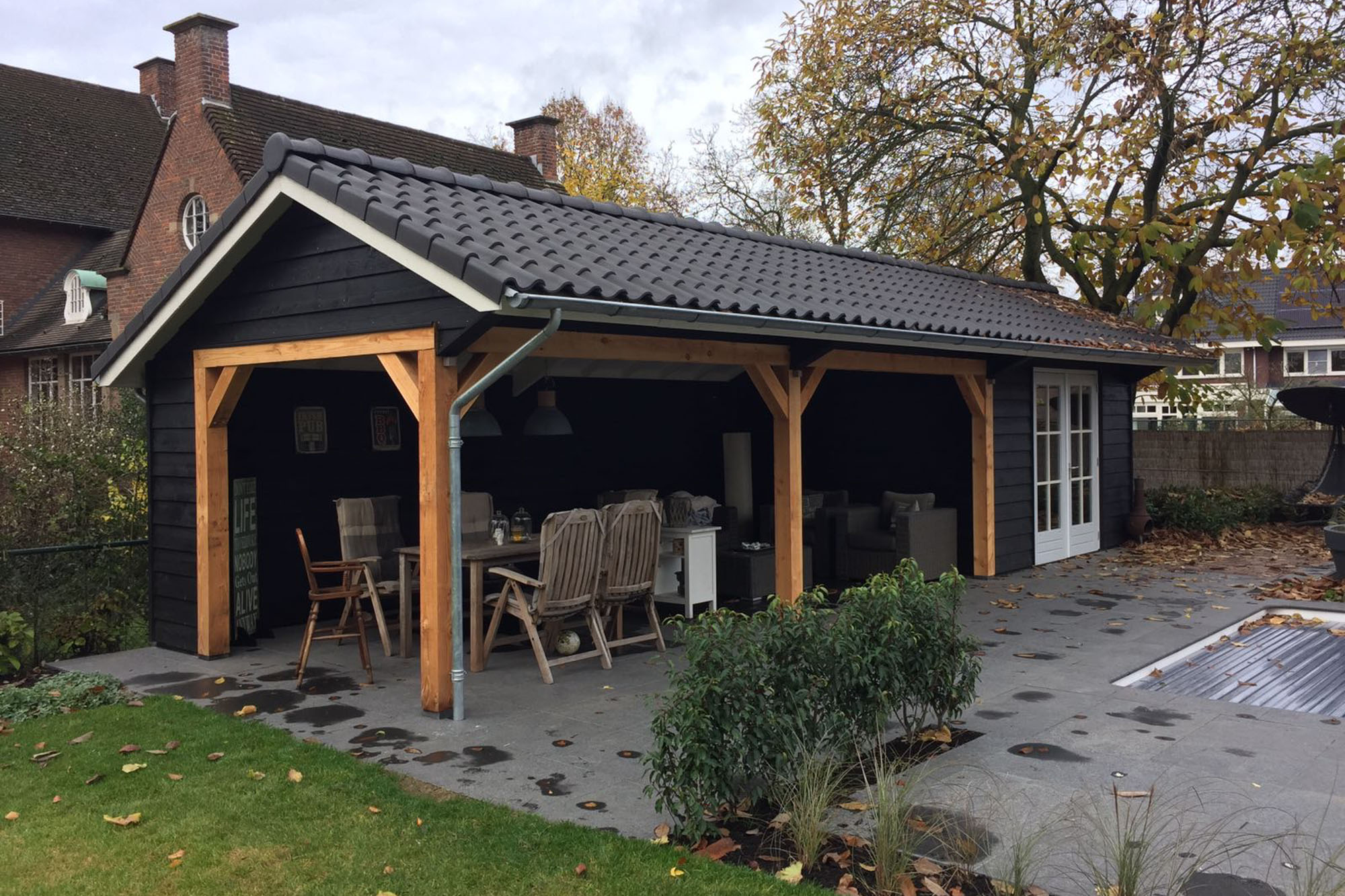 Houten poolhouse • Houten schuur met overkapping