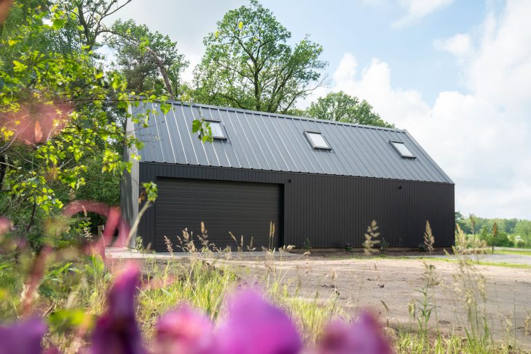 Houten garage met zadeldak