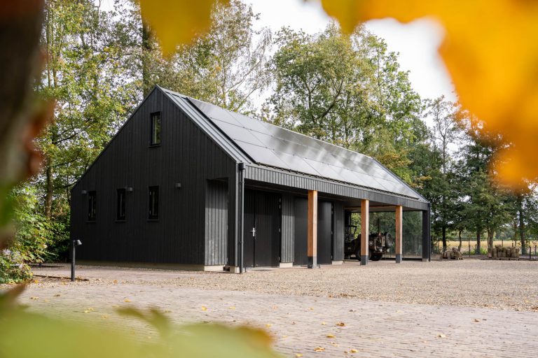 Houten schuur met zonnepanelen